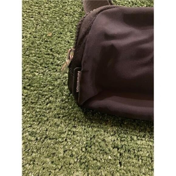 Black Lululemon everywhere belt bag 1L & NEW & Black - Picture 3 of 5